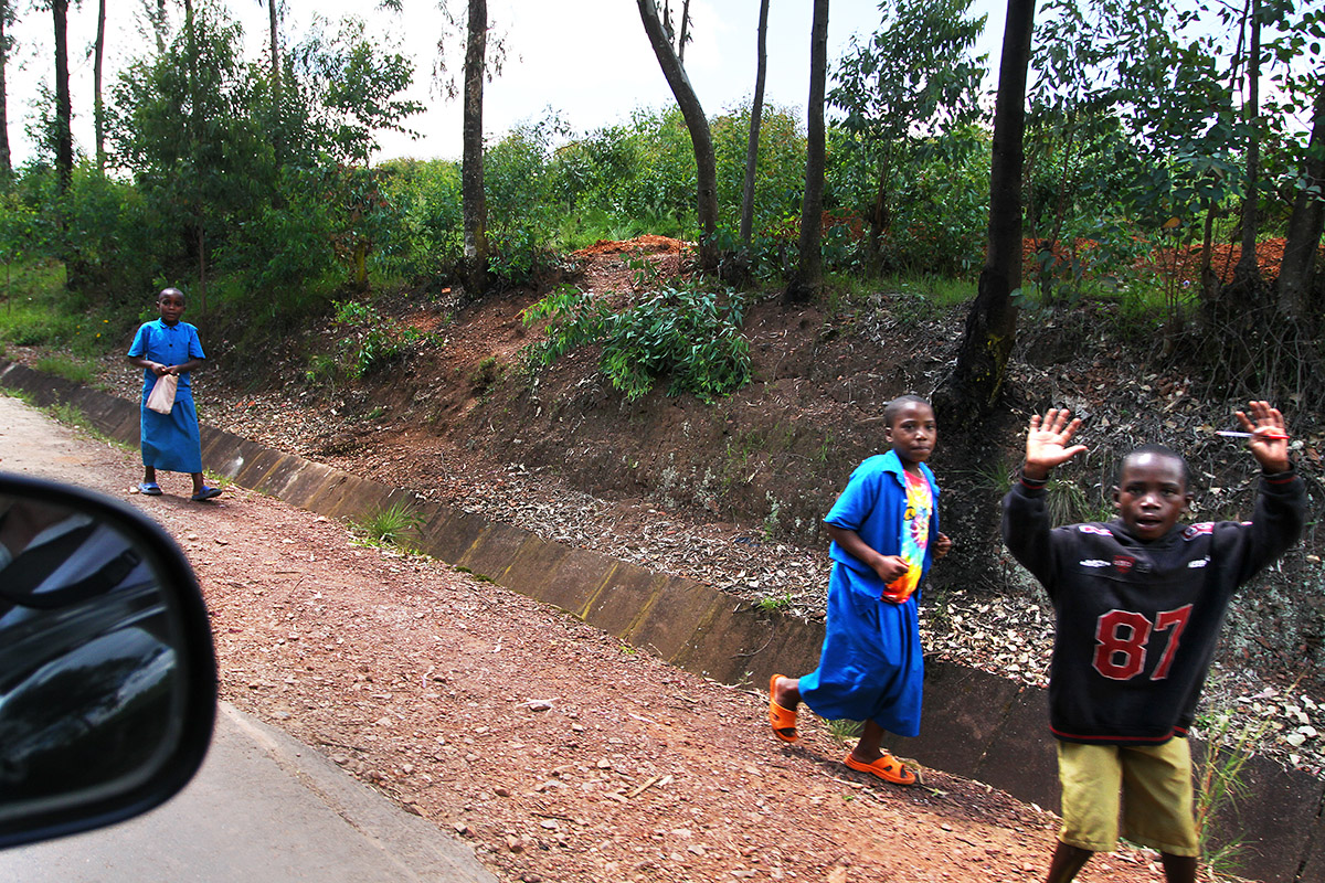 rwanda/rw_kids_waving_road