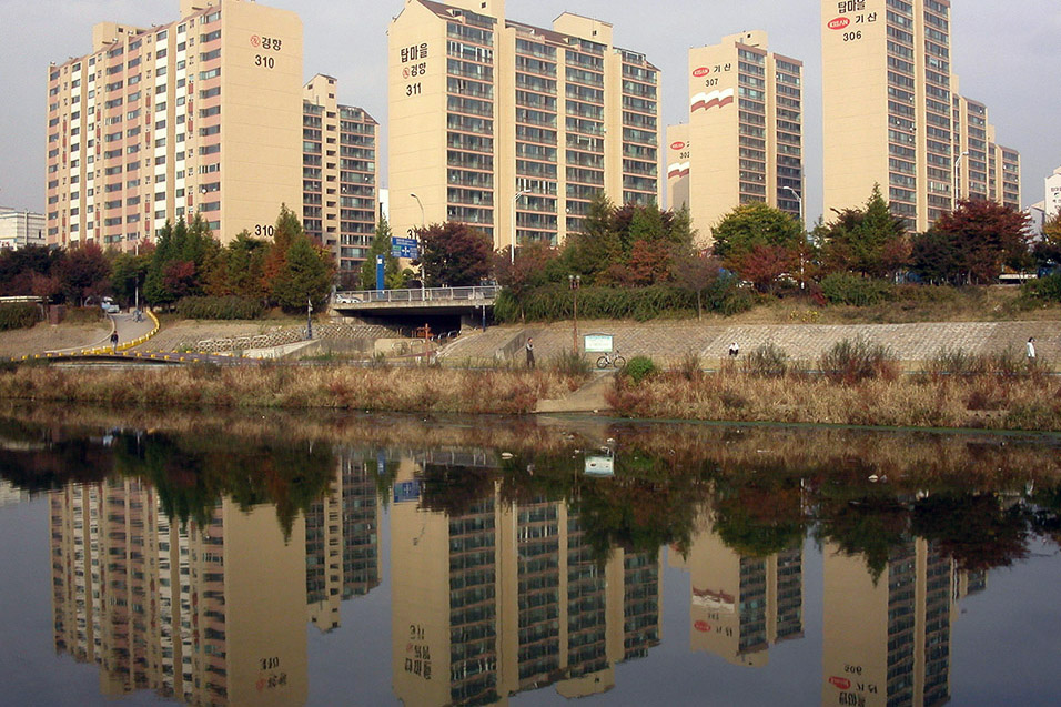 south_korea/seoul_buildings_water