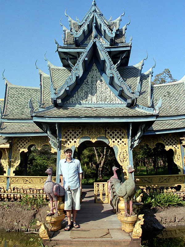 thailand/2004/ancient_city_brian_yellow_blue_pavilion