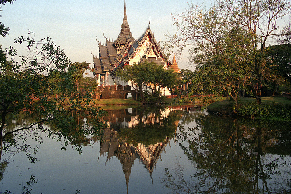 thailand/2004/ancient_siam_gorgeous_temple_reflection