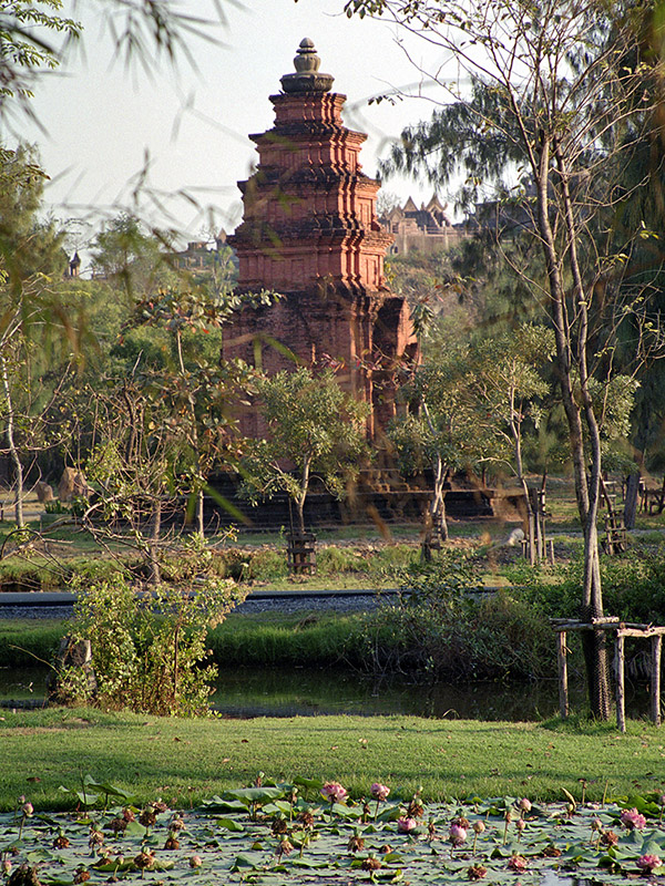thailand/2004/ancient_siam_pagoda