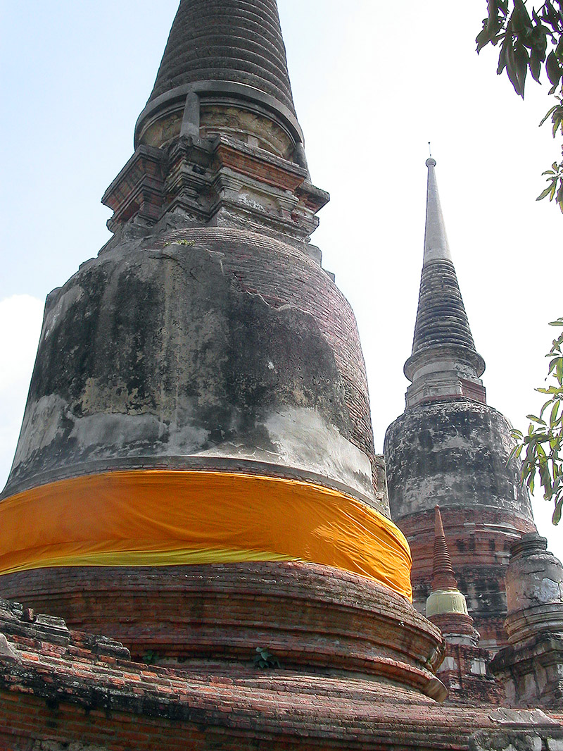 thailand/2004/auutthaya_stupa_orange_fabric