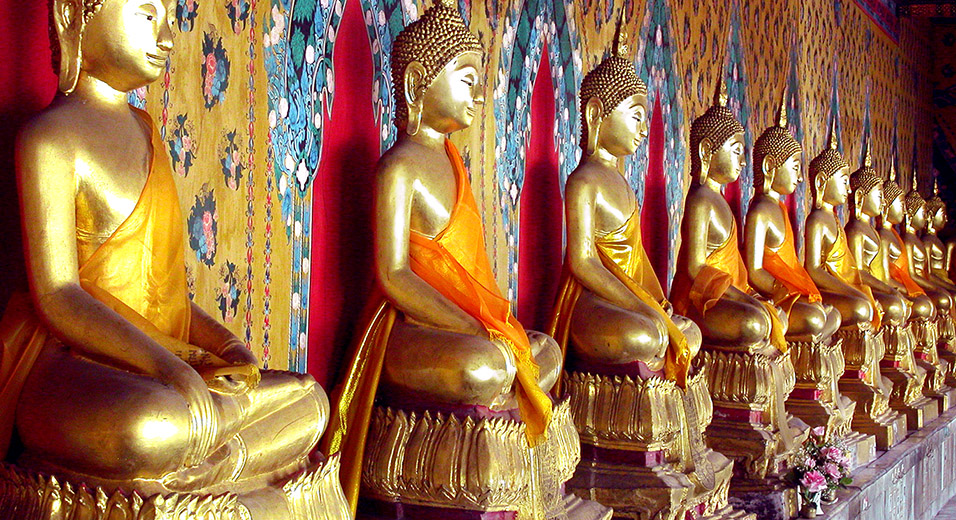 thailand/2004/bangkok_wat_arun_buddhas_left