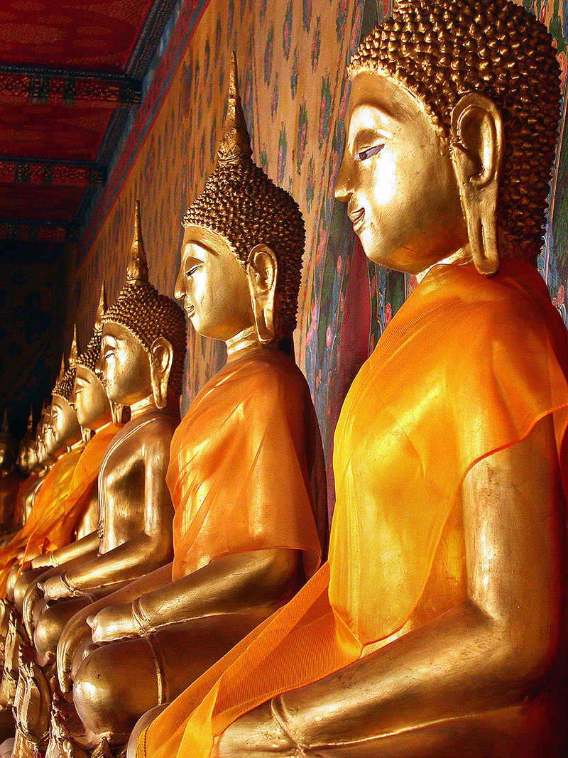 thailand/2004/bangkok_wat_arun_buddhas_vertical