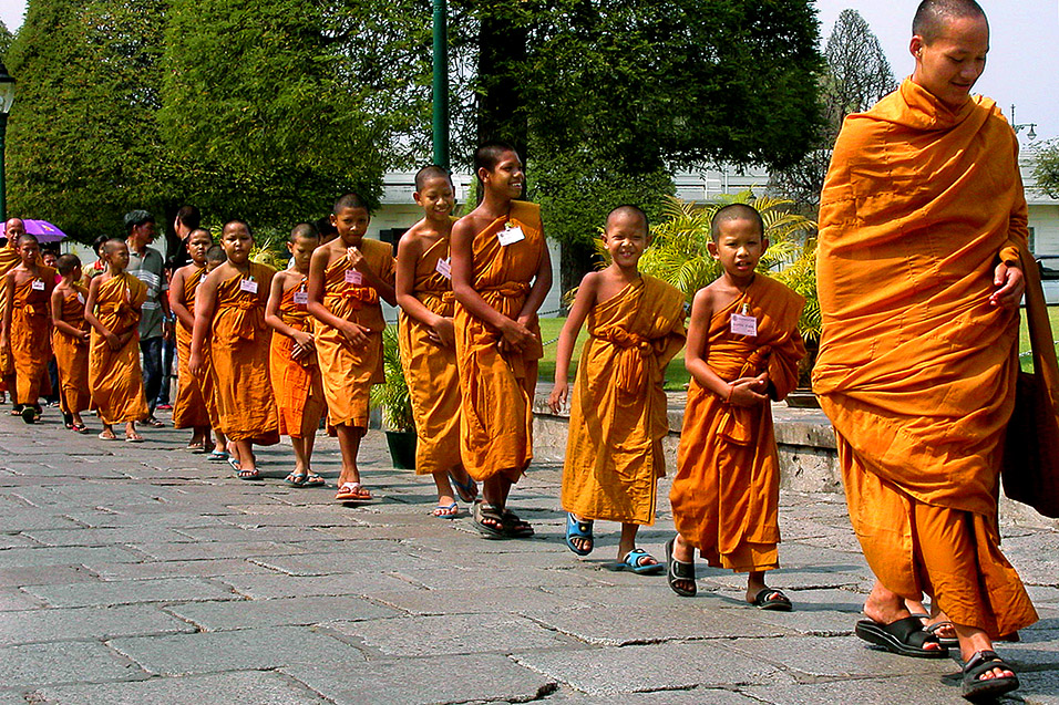 thailand/2004/bkk_monks_novice