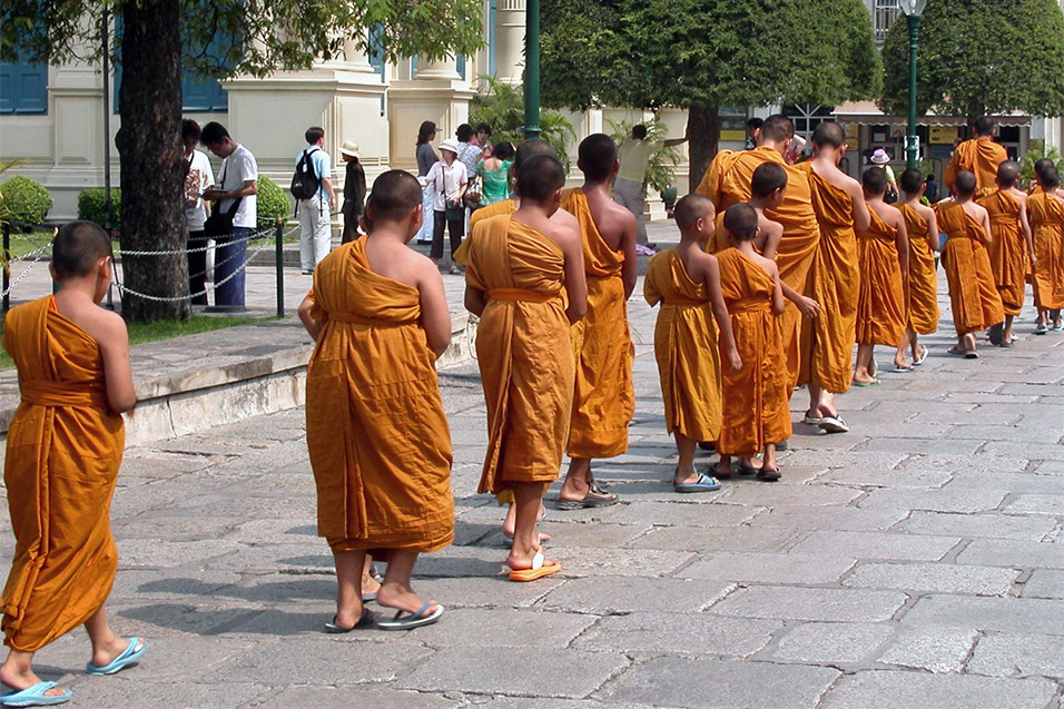 thailand/2004/bkk_monks_novice_back
