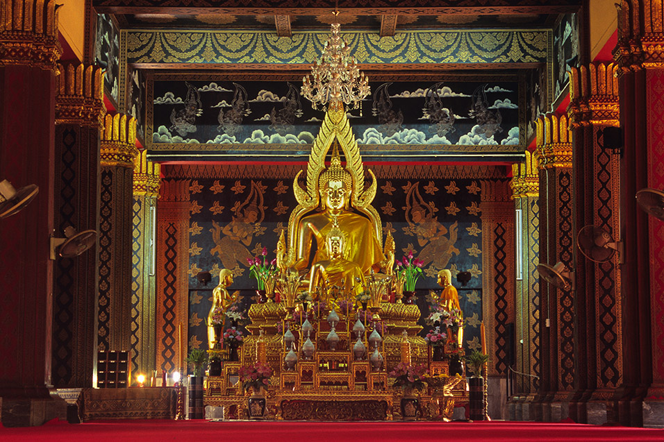 thailand/2004/chiang_mai_buddha_in_wat
