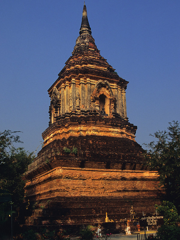 thailand/2004/chiang_mai_stone_stupa_ruin