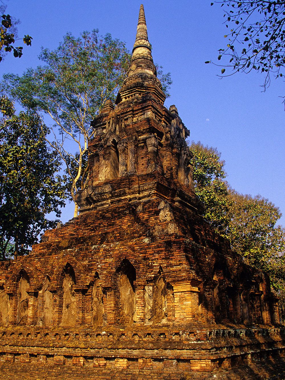 thailand/2004/chiang_saen_ancient_stupa