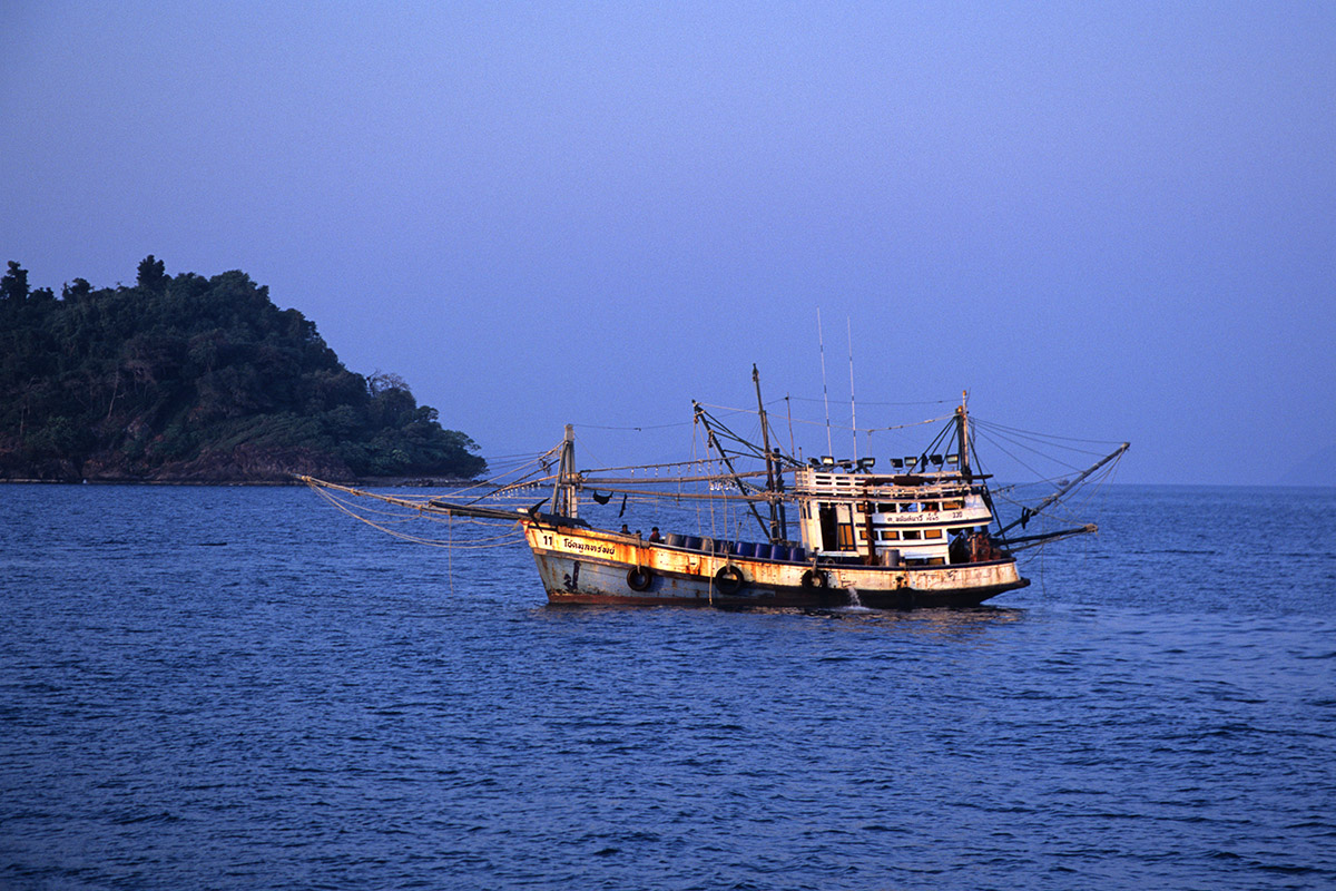thailand/2004/islands_dusk_fishing_boat