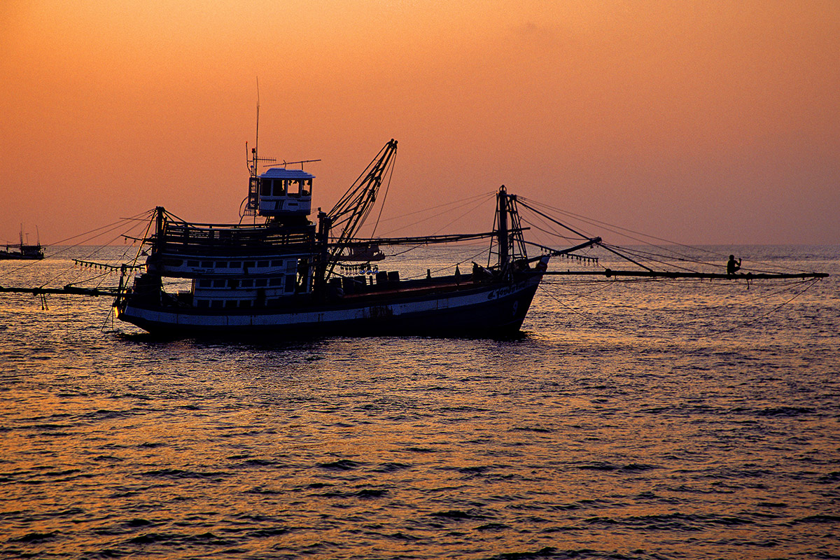 thailand/2004/islands_sunset_fishing_boat