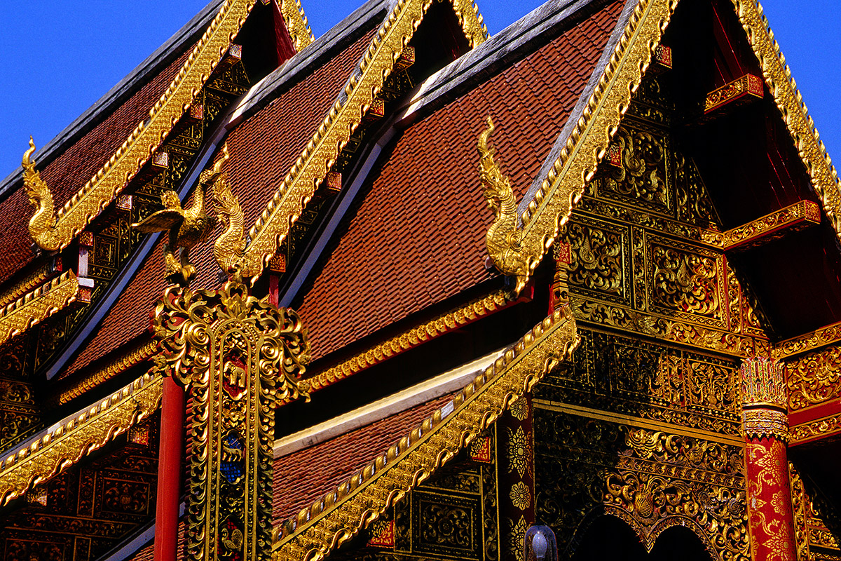 thailand/2004/nan_temple_facade_sky