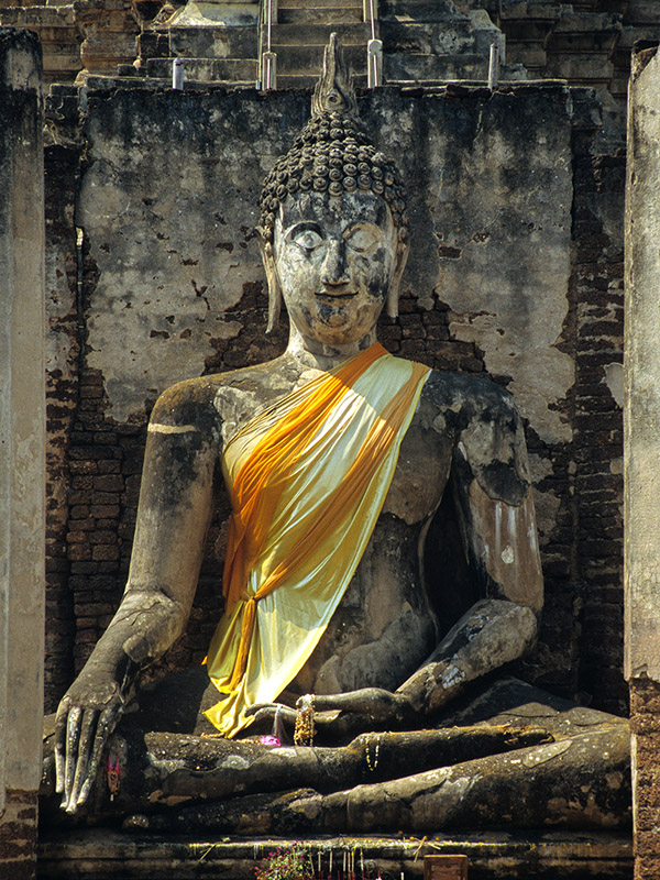 thailand/2004/sukhothai_buddha_yellow_robe