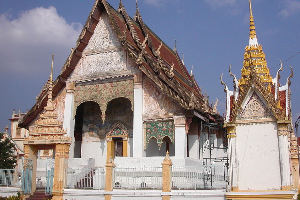 thailand/2004/ubon_temple_stupa