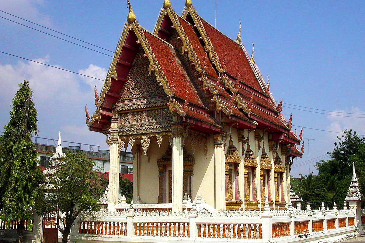thailand/2004/ubon_wat_many_multi_roof