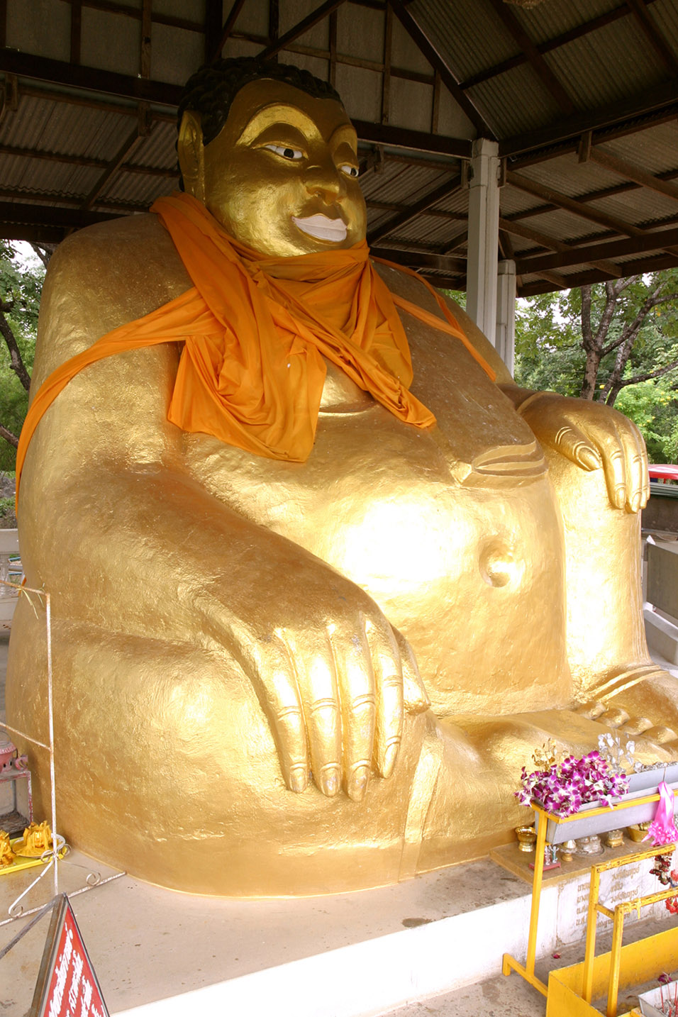 thailand/2007/kanchanaburi_buddha_golden