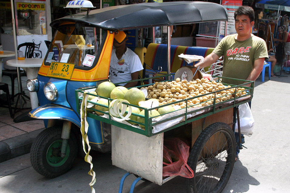 thailand/2007/khao_san_selling_food
