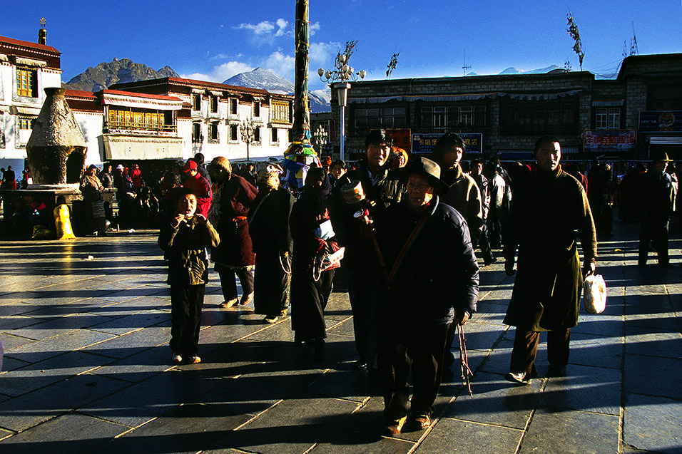 tibet/lhasa_barkhor_pilgrims