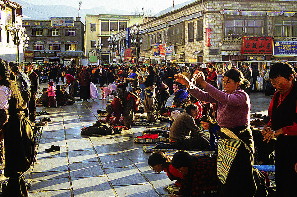 tibet/lhasa_barkhor_square_praying