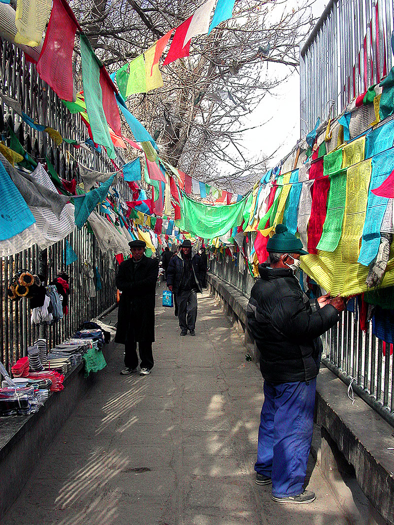 tibet/lhasa_flag_alley