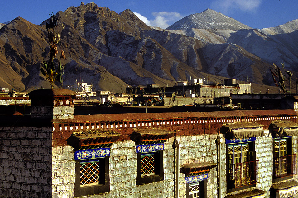 tibet/lhasa_jokhang_roof_view