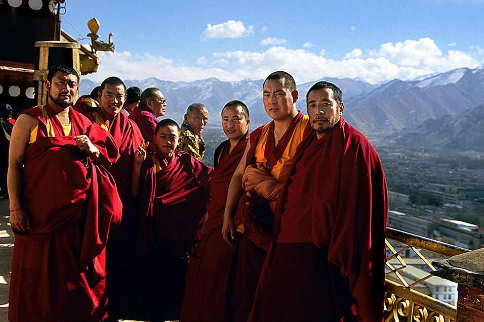 tibet/lhasa_monks_in_potala_palace