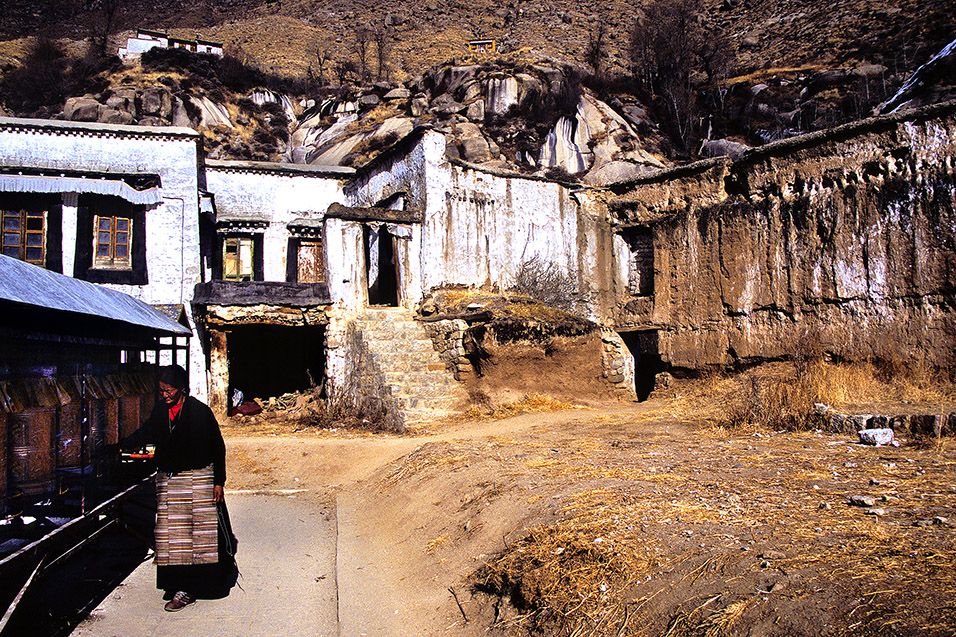 tibet/lhasa_old_temple_lady