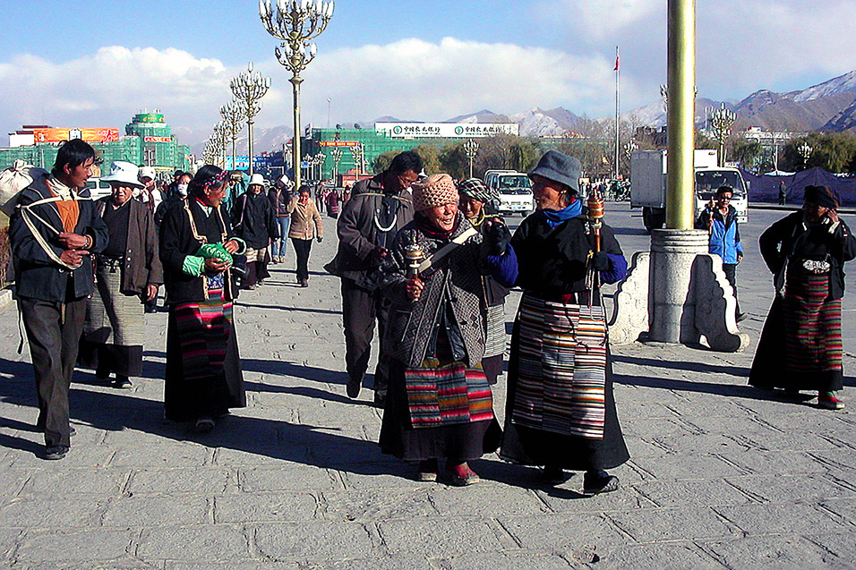 tibet/lhasa_pilgrim_procession