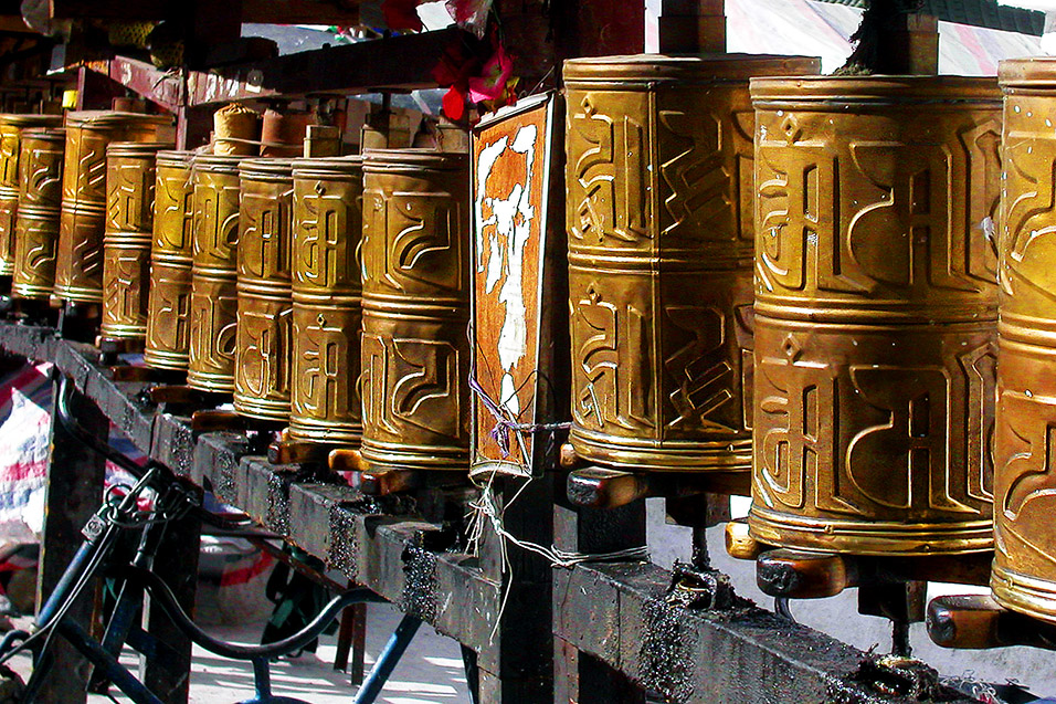 tibet/lhasa_prayer_wheels_left