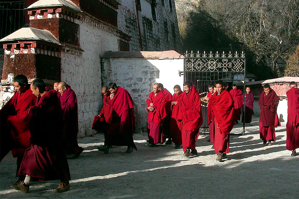 tibet/lhasa_sera_monastery_monks_walking