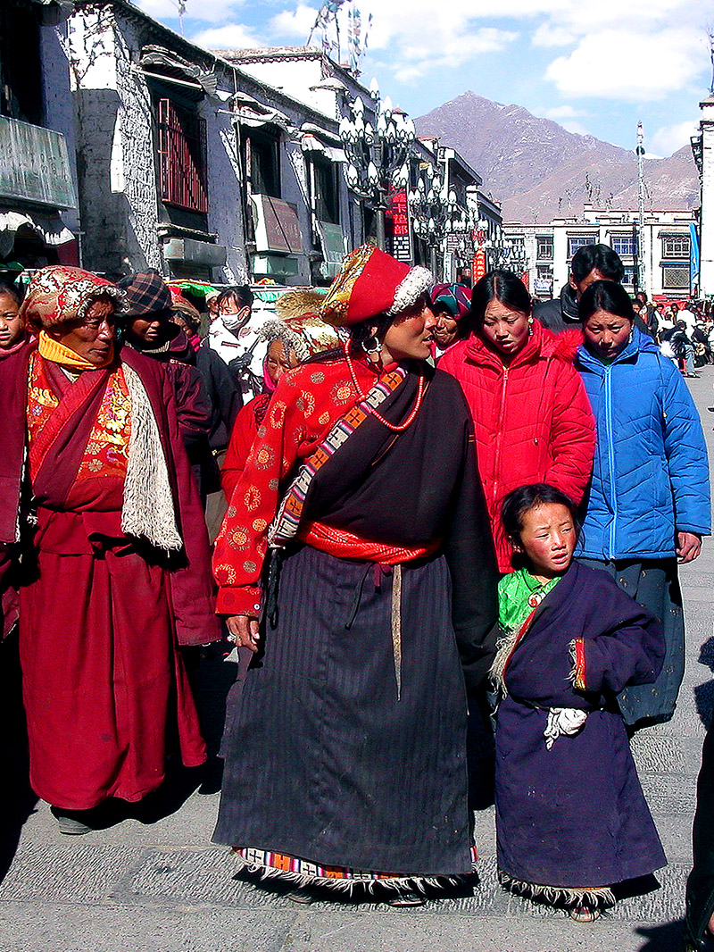 tibet/lhasa_street_scene