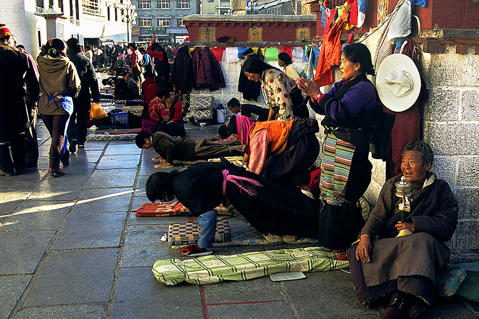 tibet/lhasa_tibetans_praying