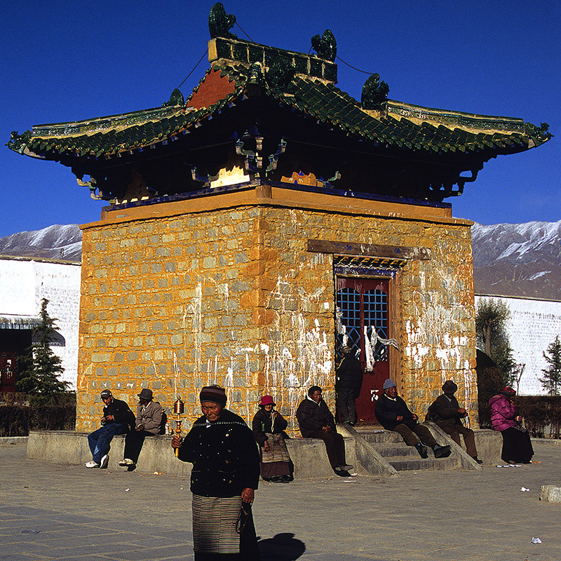 tibet/lhasa_tower_courtyard