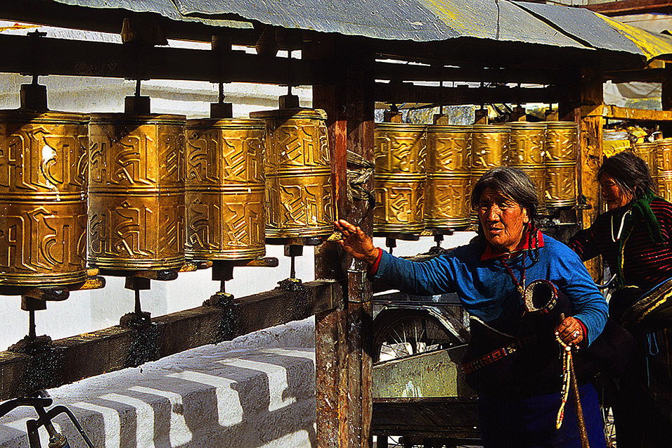 tibet/lhasa_women_prayer_wheels