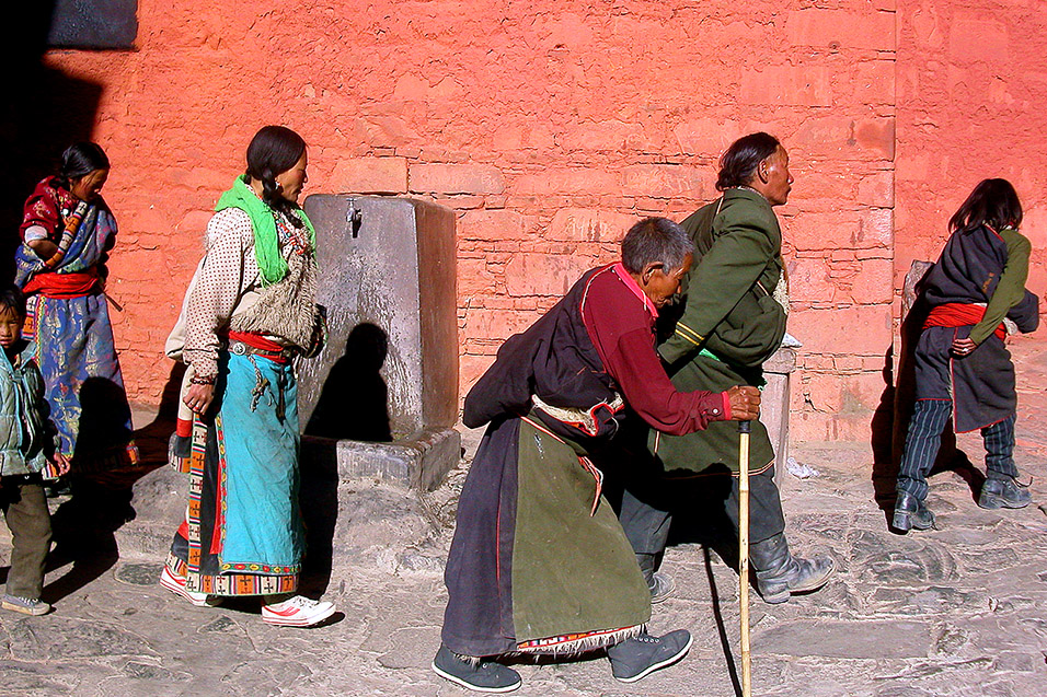 tibet/shigatse_pilgrims
