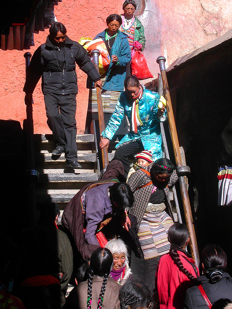 tibet/shigatse_temple_ladder