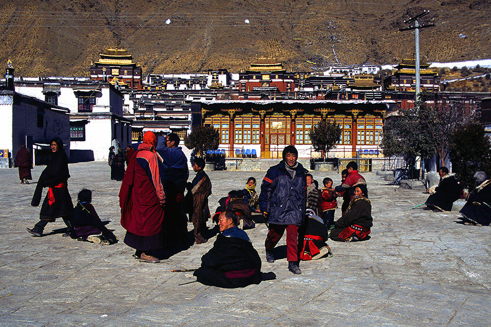 tibet/shigatse_temple_square