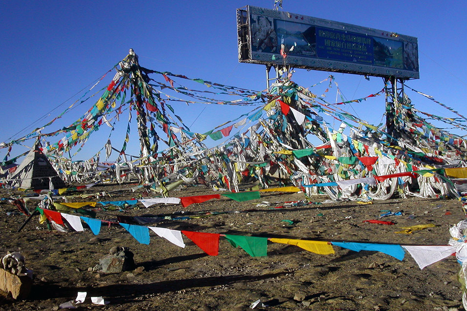 tibet/tibet_summit_flags
