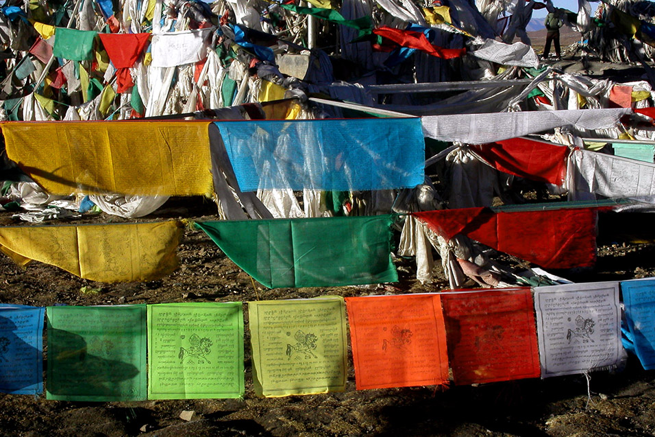 tibet/tibet_summit_flags_many