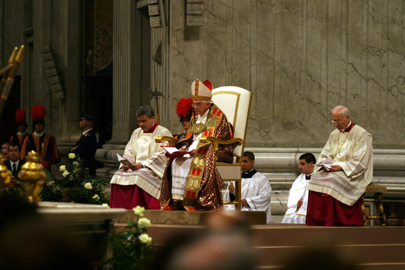 vatican/vatican_pope_sitting