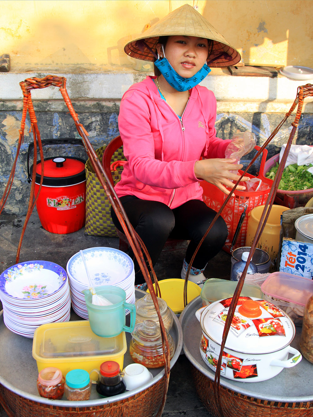 vietnam/2014/hoian_girl_selling_pho