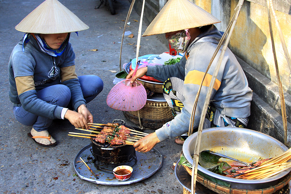vietnam/2014/hoian_selling_satay