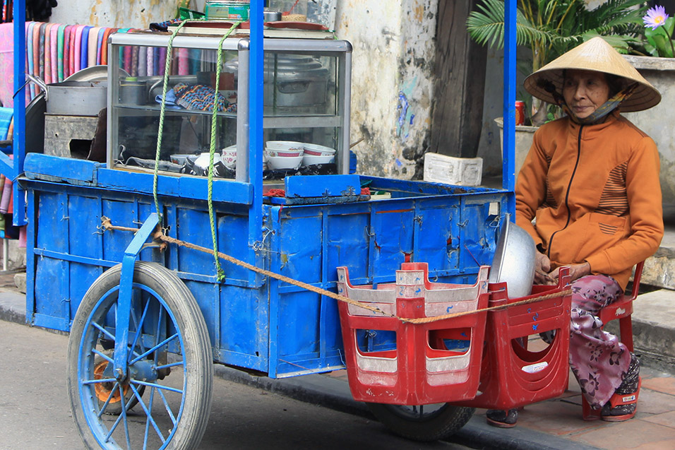 vietnam/2014/hoian_soup_cart_lady