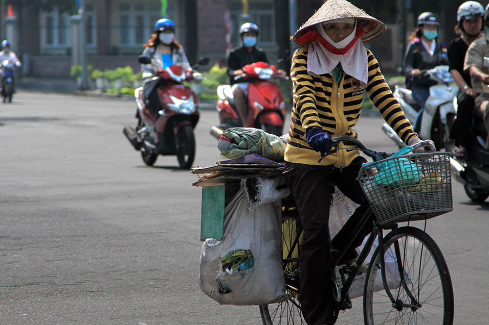 vietnam/2014/saigon_bike_lady