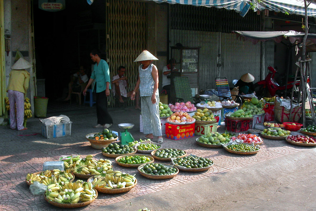 vietnam/ho_chi_min_fruit_vendor