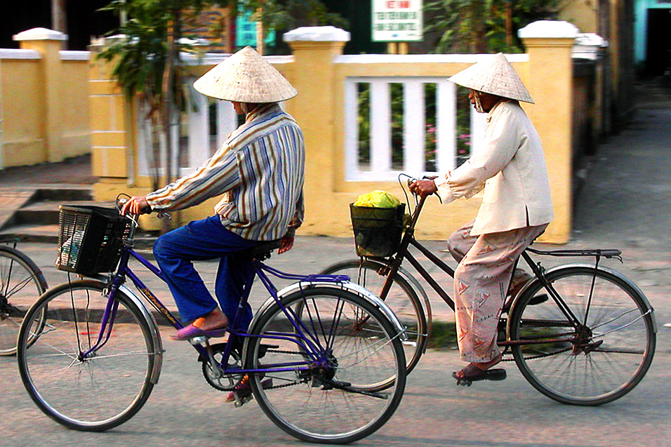 vietnam/hoi_an_bikers_yellow_wall