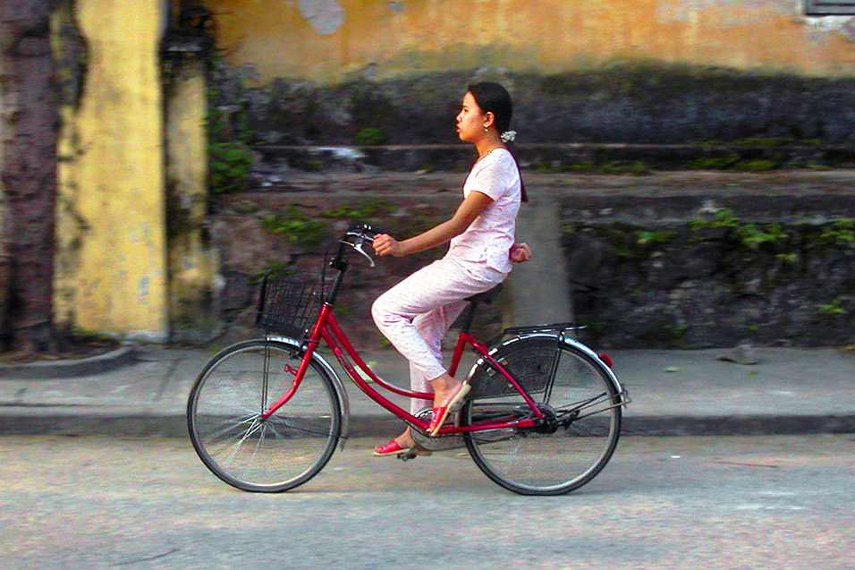 vietnam/hoi_an_girl_bike