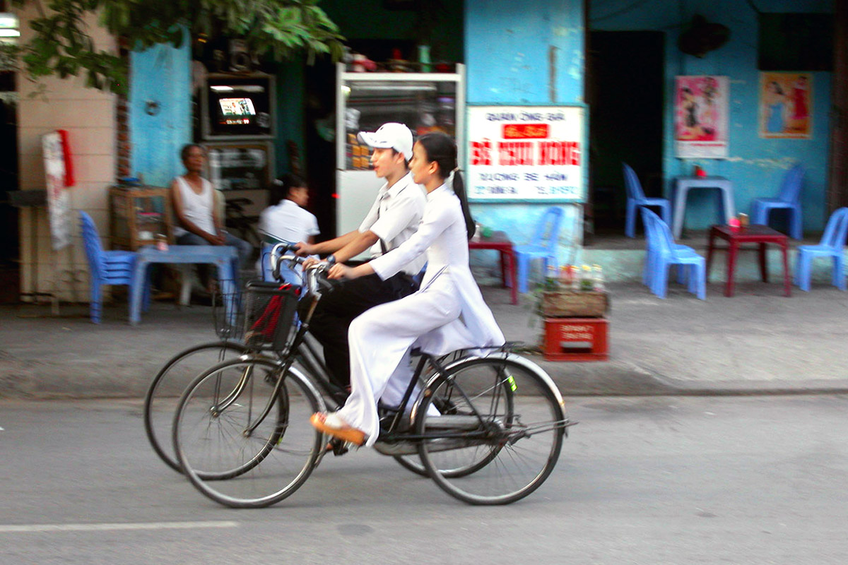 vietnam/hue_women_bikes