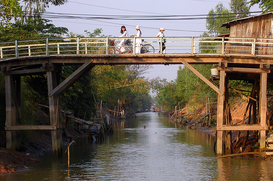 vietnam/mekong_delta_bridge_people