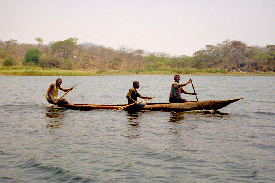 zambia/kafua_gorge_africans_canoe